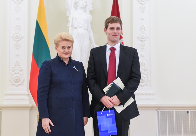 Prezidentė apdovanojo Konstitucijos egzamino nugalėtojus