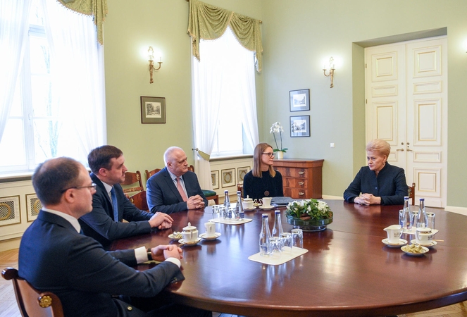 Prezidentūra: savivaldybių administracijose – 18 proc. giminių