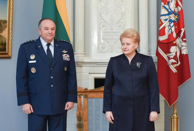 P. Breedlove’as: NATO turi būti pasiruošęs Baltijos šalių oro gynybai
