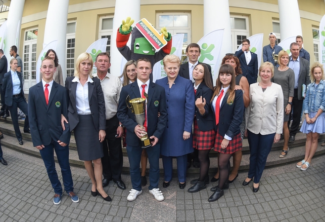 Prezidentė apdovanojo Mokyklų žaidynių nugalėtojus