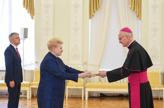 Naujasis apaštališkasis nuncijus prezidentei įteikė skiriamuosius raštus