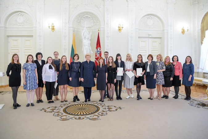 Prezidentė apdovanojo Nacionalinio diktanto laimėtojus