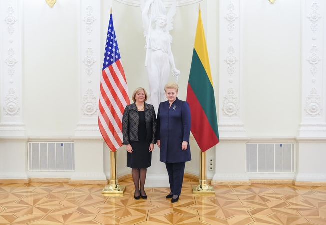 Darbą pradeda naujoji JAV ambasadorė Lietuvoje A. Hall