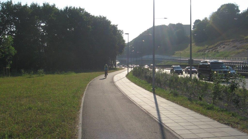 Dviratininkams – naujas dviračių takas šalia Geležinio Vilko gatvės