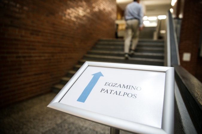 Abiturientai laiko biologijos valstybinį egzaminą