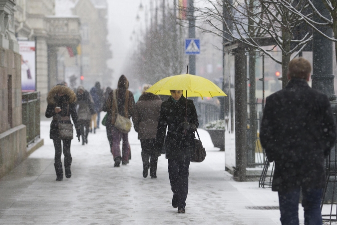Orai: sniegas mainysis su lietumi