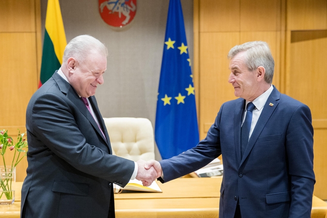 Seimo pirmininkui skrieja kritika dėl susitikimo su Rusijos ambasadoriumi
