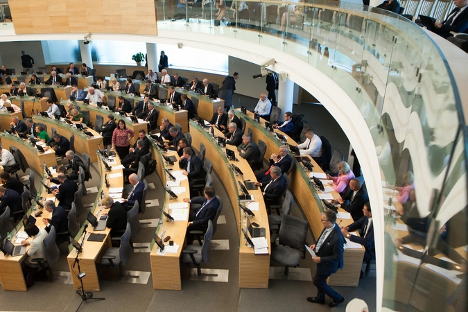 Seimas pradeda svarstyti, ar griežtinti politikų deklaracijų viešinimą