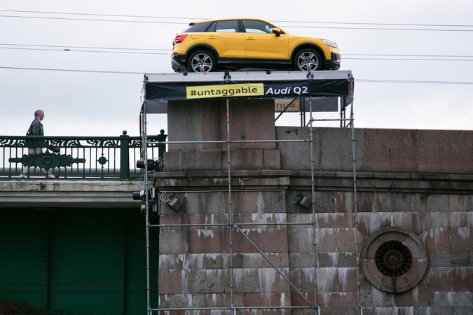 Kaip geltonas automobilis iš tiesų atsirado ant legendinio Vilniaus tilto?