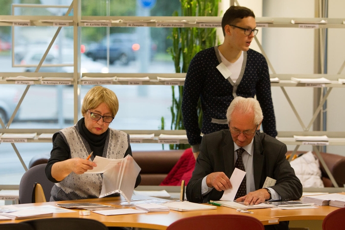 Sklandžią rinkimų pradžią sudrumstė išankstinio balsavimo lakštai