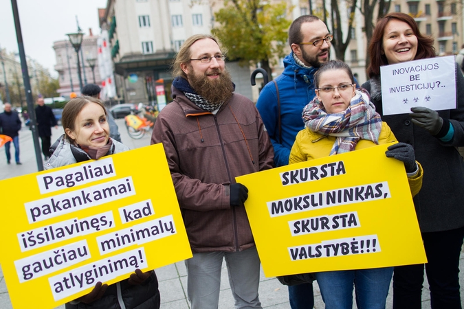 Mokslininkai reikalauja didinti devynerius metus nekeltas algas