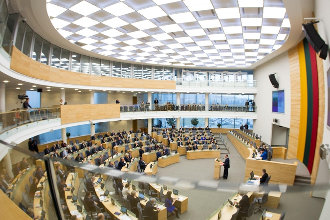 Seimas atidėjo sprendimą dėl politikų, pareigūnų bazinio algos dydžio