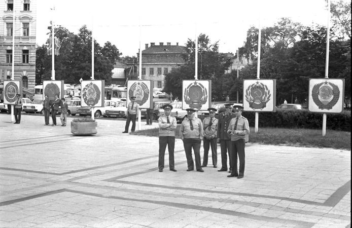 Milicininkai stebi Vilniaus Katedros aikštėje vykstantį Lietuvos laisvės lygos organizuotą mititingą. 1988 m.