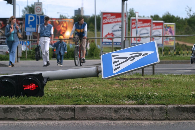 Į stulpą tėškęsis vairuotojas buvo girtutėlis