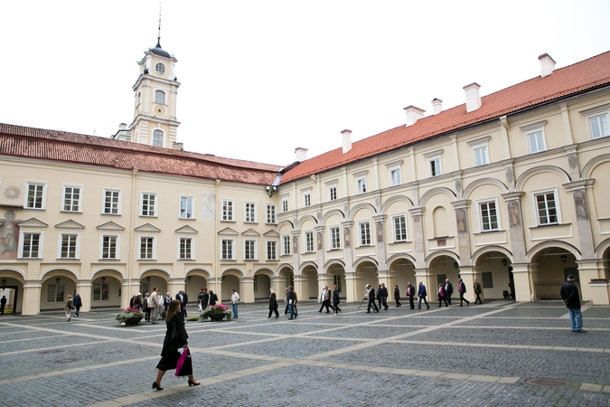 VU Filologijos fakultete lietuvių literatūra ir kalba aukojama vadybos stabams?