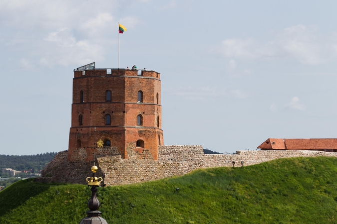 Gedimino kalno lankytojas užpuolė turistą ir apgadino ekspoziciją