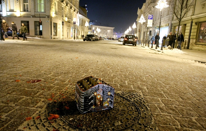 Primena atsargiai elgtis su pirotechnika