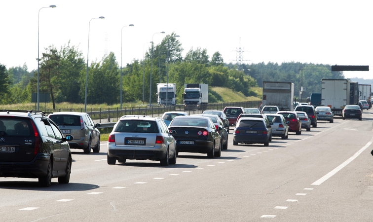 Ragina atsisakyti papildomų mokesčių dyzeliniams automobiliams