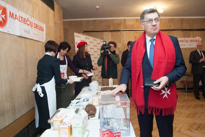 Premjeras A. Butkevičius pernai dalyvavo labdaros akcijoje „Maltiečių sriuba“