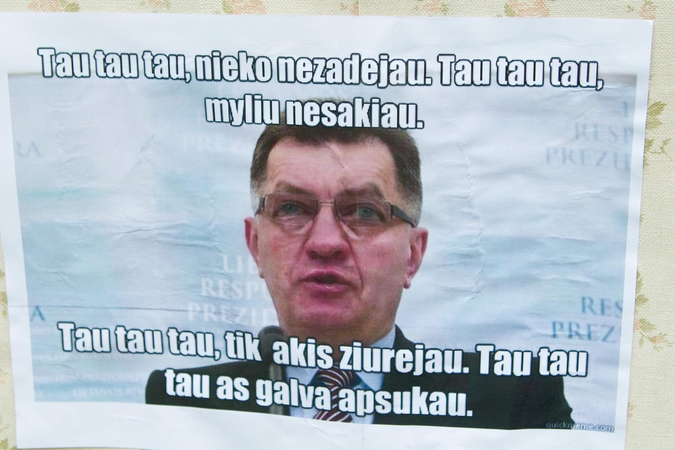 Mokytojai prie Vyriausybės surengė teatralizuotą akciją „Ačiū, tau premjere“