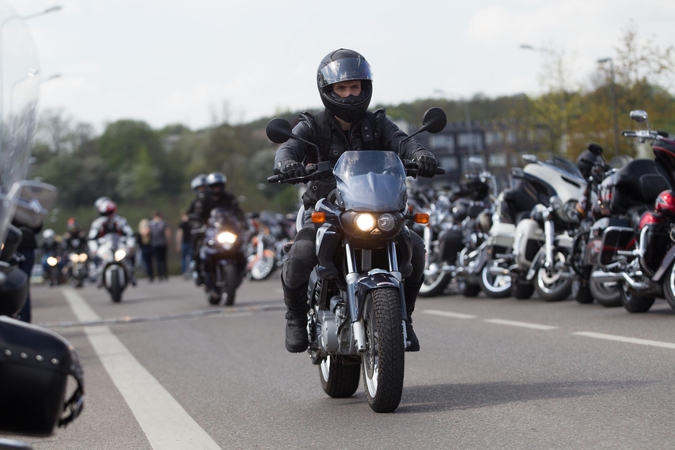 Įspėja: garsiai burzgiantiems motociklams naikinama techninė apžiūra