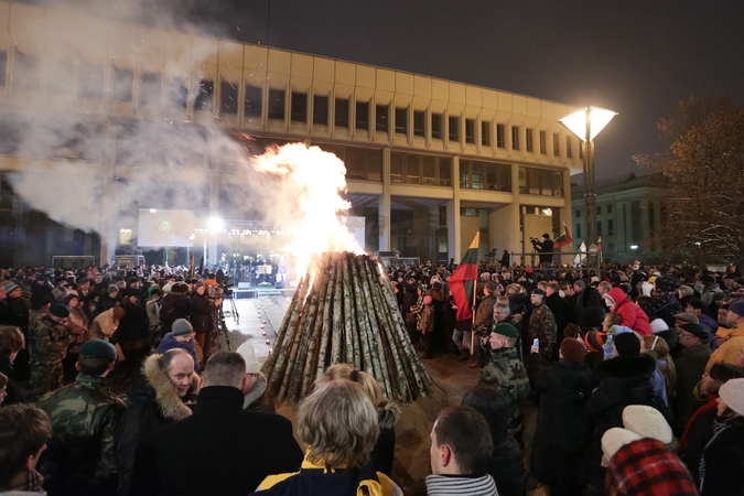 Lietuvos gynėjų dieną sostinėje vėl liepsnos atminimo laužai