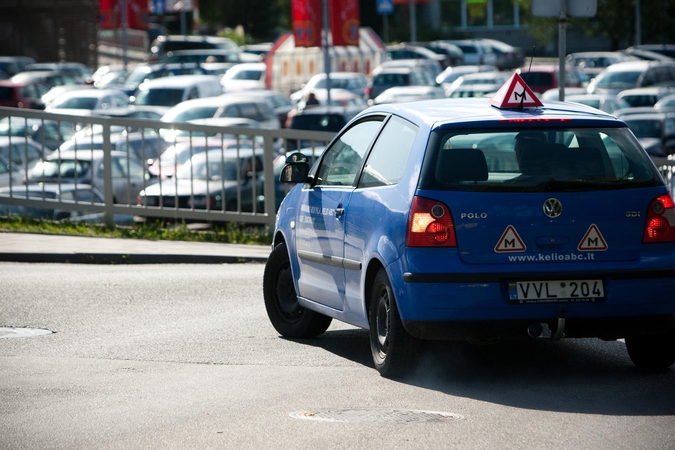 Du vairavimo mokyti negebančių instruktorių tipai