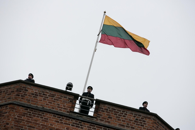 Gedimino pilies bokšto vėliava  – Viduklės S. Stanevičiaus gimnazijai
