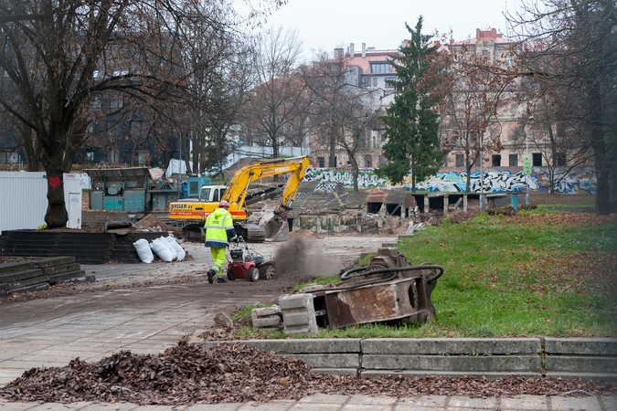 Reformatų skverą reformuoja ekskavatoriai