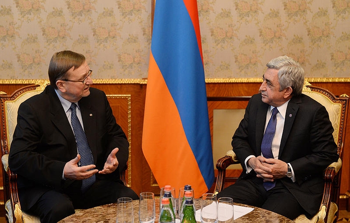Nuotraukoje: J. Bernatonis ir Armėnijos prezidentas S. Sargsyanas