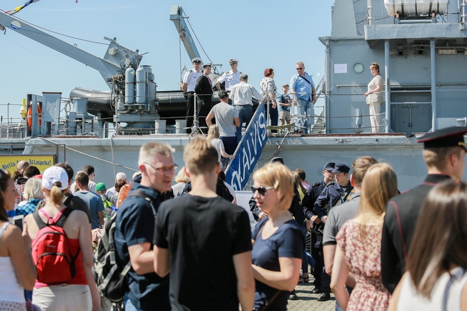 Uosto akvatoriją drebino kariškių sraigtasparnio gaudesys