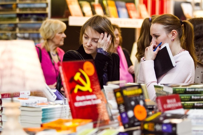 Sovietmečio rašytojai Lietuvoje: tarp valdžios kūjo ir sąžinės priekalo