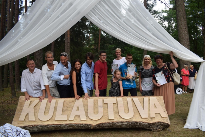 Kulautuvos jubiliejui – iš ąžuolo išdrožtas miestelio pavadinimas