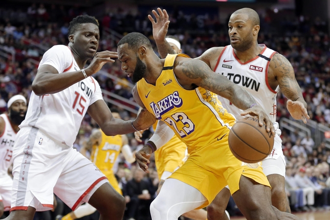 LeBronas Jamesas su „Lakers“ užgesino dvi „Rockets“ superžvaigždes