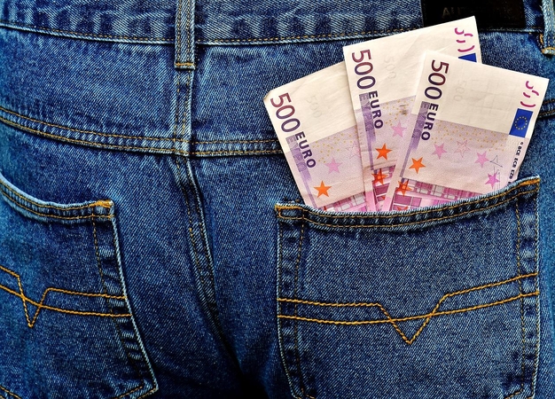 Moteris patikėjo sukčiais ir neteko 5 tūkst. eurų