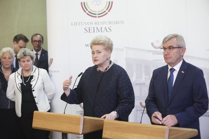 Prezidentė Seimui linki baigti mėtytis purvais