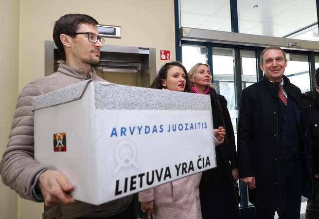 A. Juozaitis VRK įteikė surinktus parašus: tikiuosi pergalės