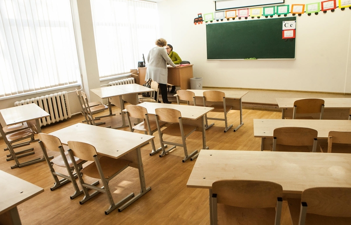 Pradinukams į mokyklas grįžti leista, bet klasės kol kas lieka tuščios
