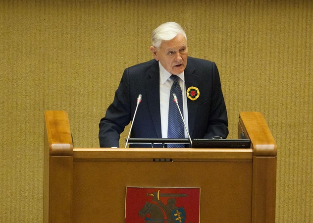 V. Adamkus politikus ragino elgtis taip, kad jaunimas nenusiviltų valstybe
