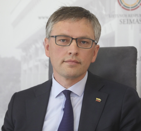 V. Bakas: siekiama, kad 2028-aisiais šalį galėtų ginti 58 proc. piliečių