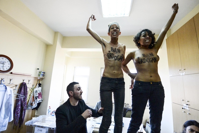 „Femen“ surengė nuogų krūtinių protestą prieš Turkijos premjerą