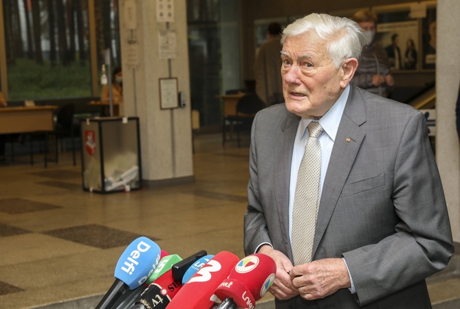 V. Adamkus: su dešiniųjų valdžia G. Nausėdai bus paprasčiau dirbti
