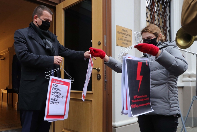 Moterų teisių gynėjai Lenkijos prezidentą pasitinka protesto akcija