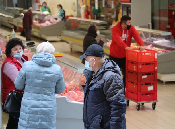 Atlaisvinus karantiną išaugo žmonių mobilumas: vėl traukia į parduotuves