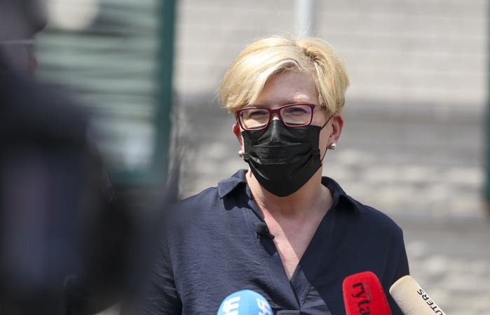 Premjerė atsakė į kritiką: dalis mokyklų pačios nenorėjo grąžinti mokinių