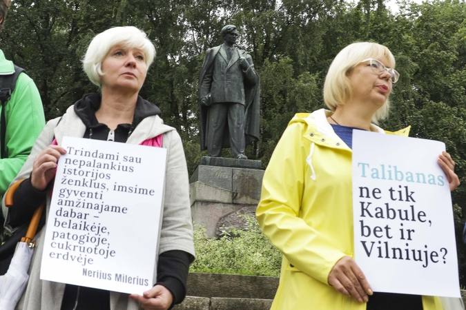 Vilniuje – socialdemokratų piketas prieš planus nukelti P. Cvirkos paminklą