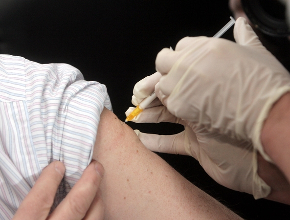 Europos šalys atnaujina skiepijimą „AstraZeneca“
