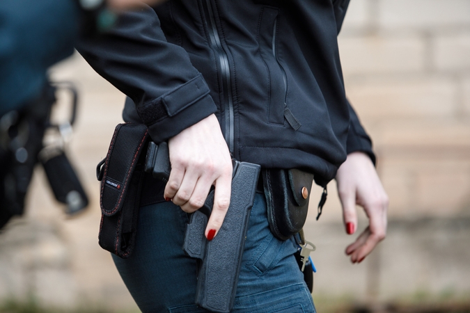 Kybartuose moteris nepakluso policijos pareigūnei: bandė neįsileisti į butą