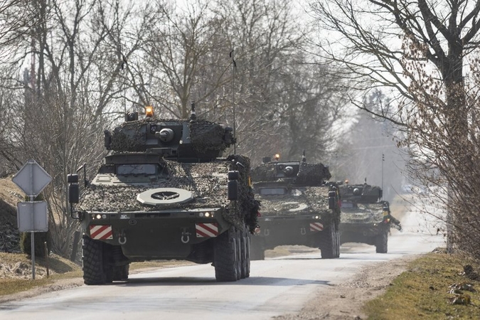 Pratybose – naujausios Lietuvos kariuomenės pėstininkų kovos mašinos „Vilkai“ 