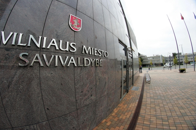 Vidaus sandoriai savivaldybėse – karnizų keitimui ir kalėdinei eglutei puošti